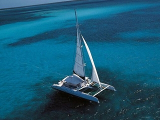  Katamaran auf hoher See 